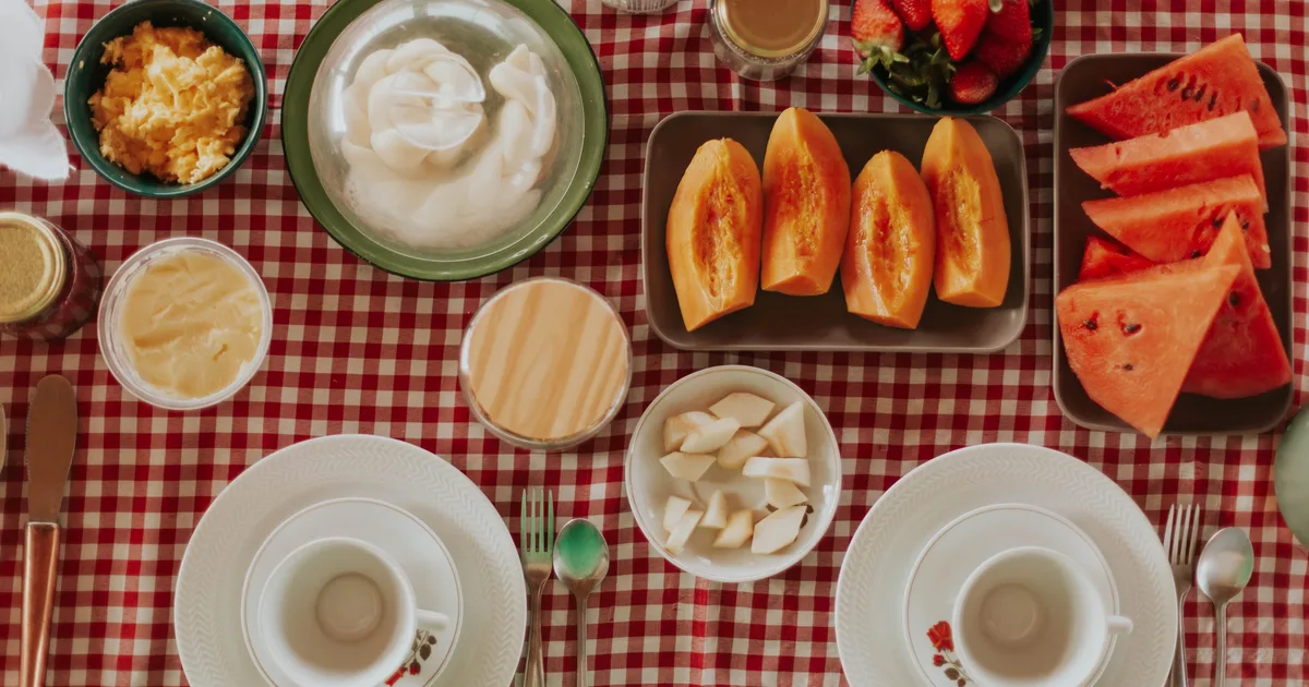 Alimentação Segura Pós-AVC em Casa: Texturas, Posição da Cabeça e Cuidados à Mesa