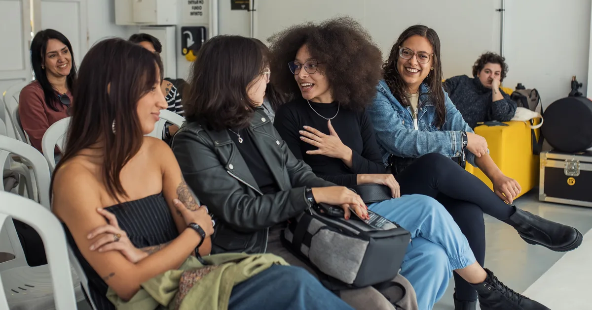 Dificuldade em Entender Piadas ou Seguir Conversas em Grupo? O Papel da Pragmática