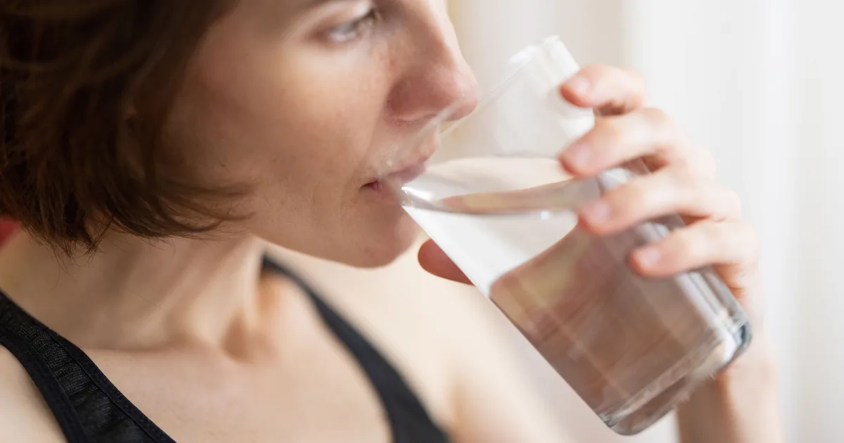 Engasgamento com Água e Líquidos: Guia de Cuidados, Espessantes e Sinais de Alerta de Disfagia