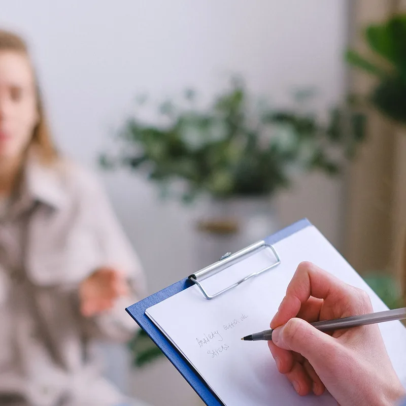 Dificuldades na Fala que Vêm da Infância: Ainda É Possível Tratar no Adulto?